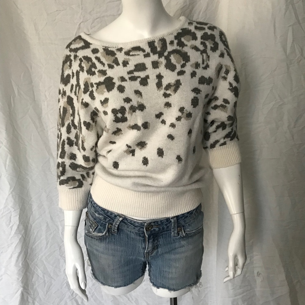 XOXO White w grey print sweater. M angora blend