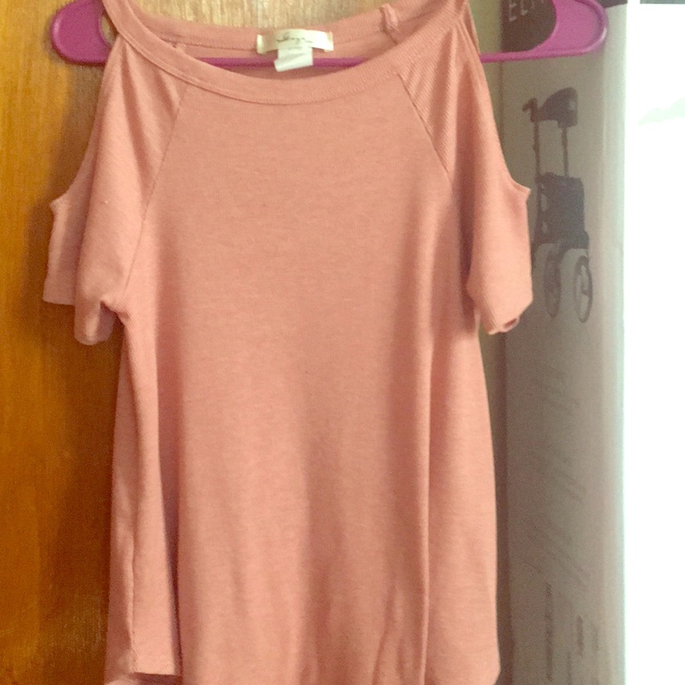 Pink shoulder-less short sleeve shirt