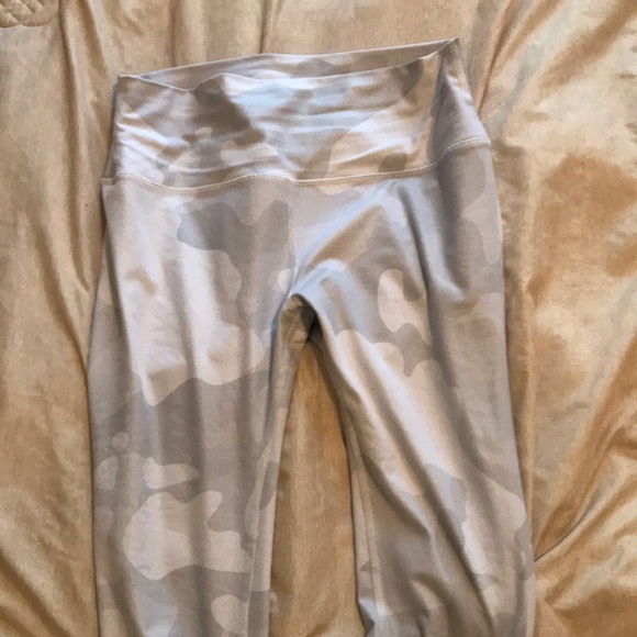 NEW Alo yoga leggings floral and camo print LARGE - Picture 1 of 6