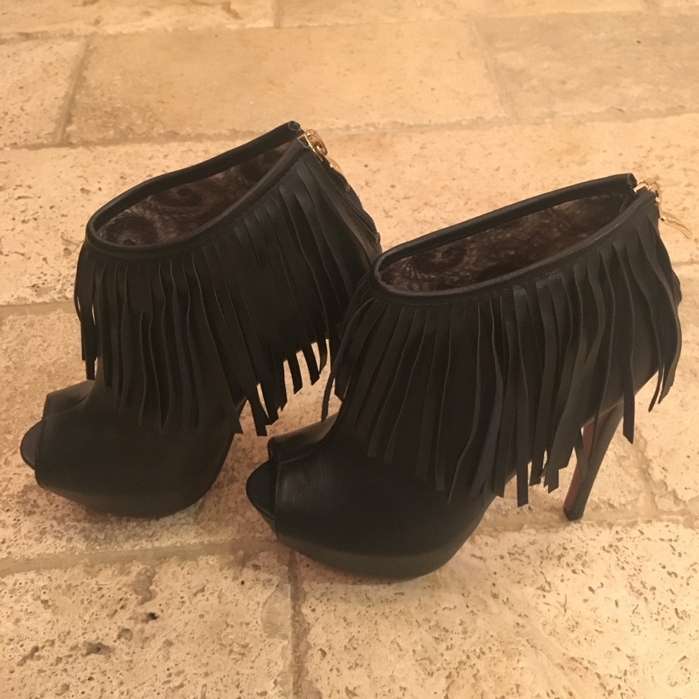 Peep toe fringe pumps