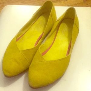Yellow Tom’s Jutti flats