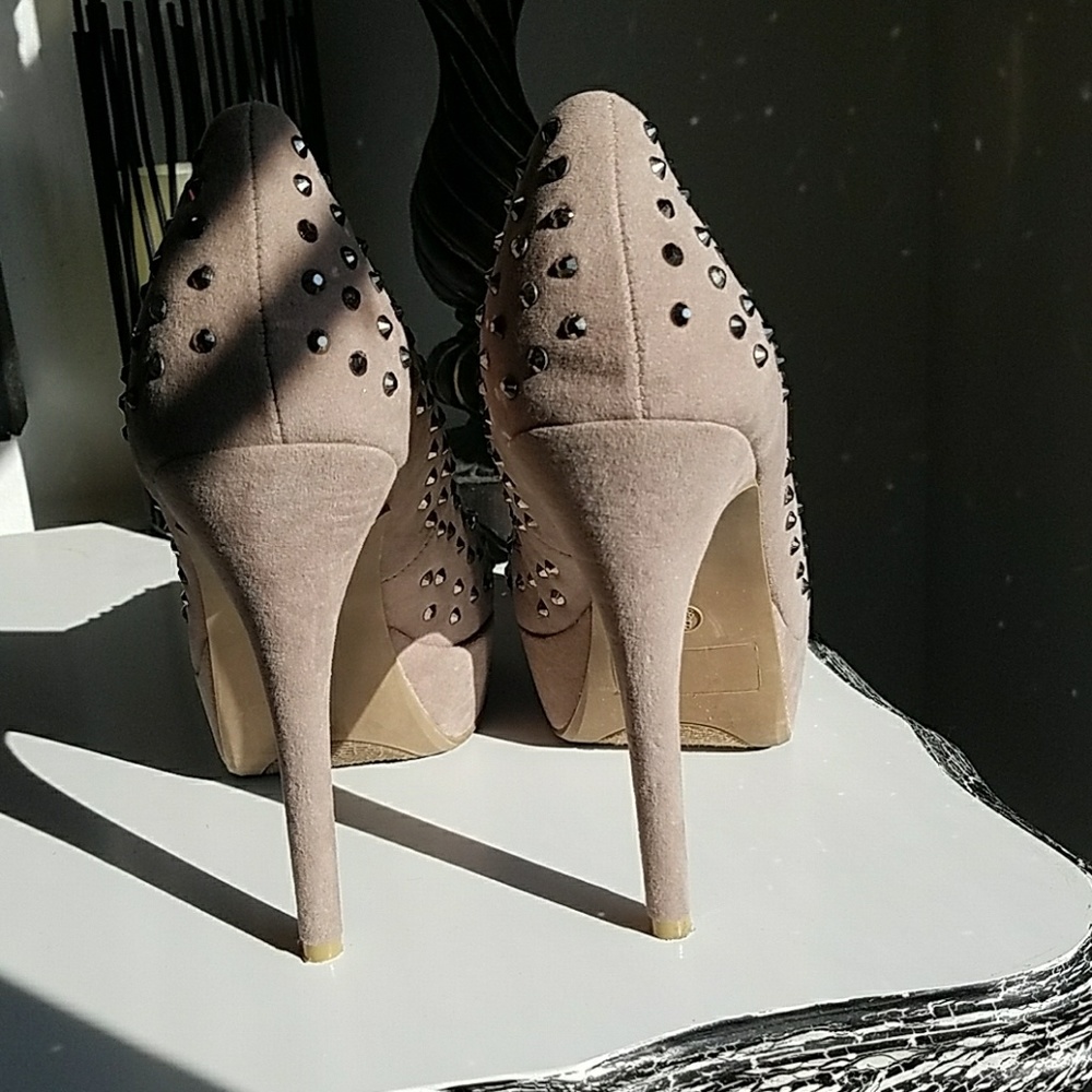 Shoes - Picture 3 of 4