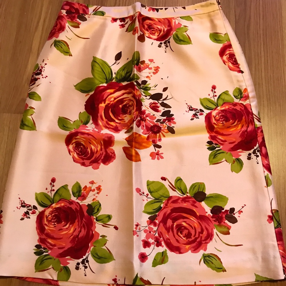 Banana Republic 100% silk lined rose skirt size 0