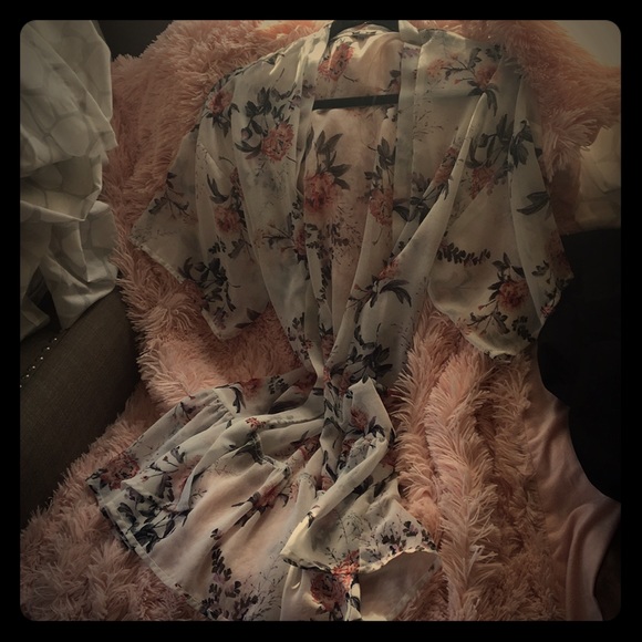 Pink and white floral kimono - Picture 1 of 1