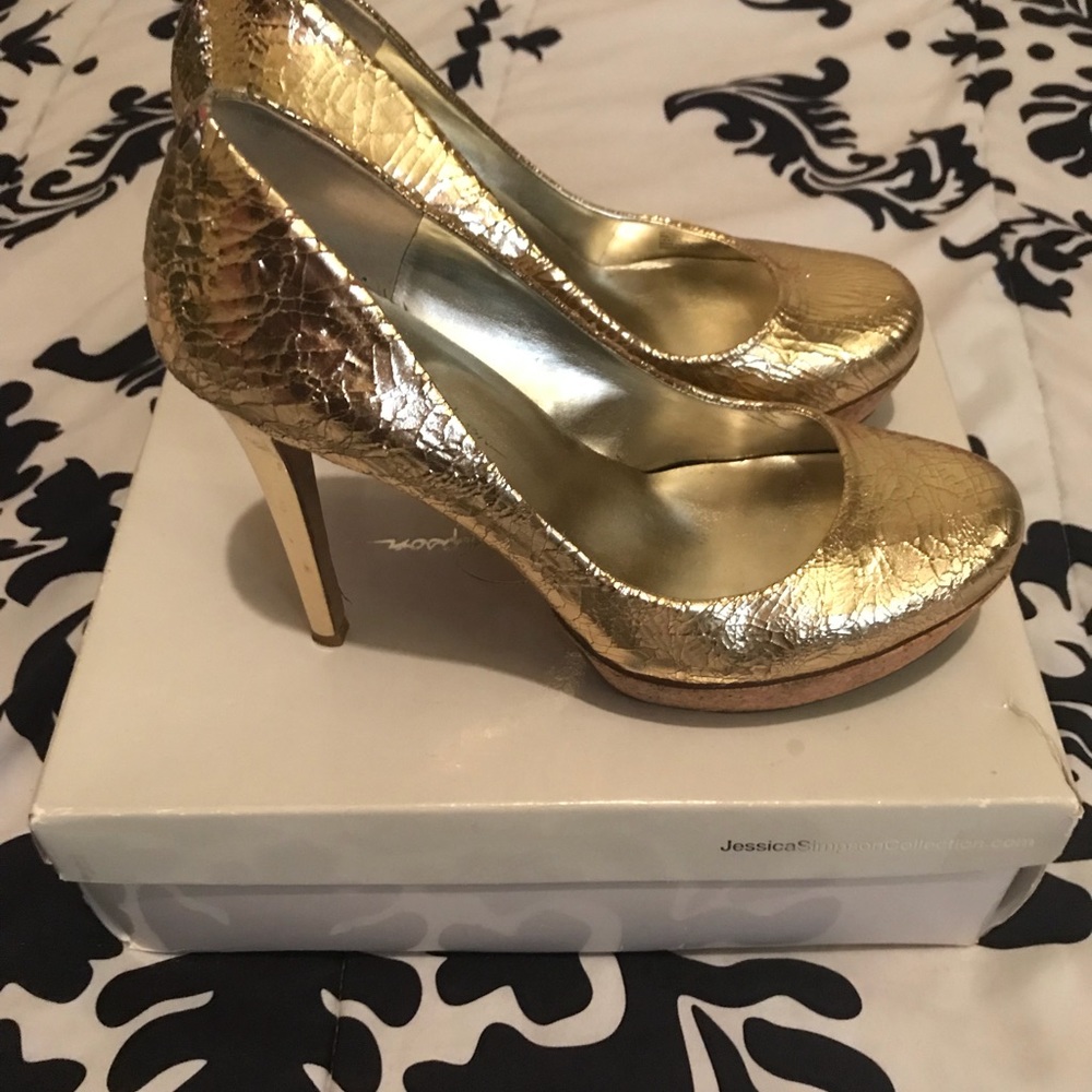 Jessica Simpson Gold pumps