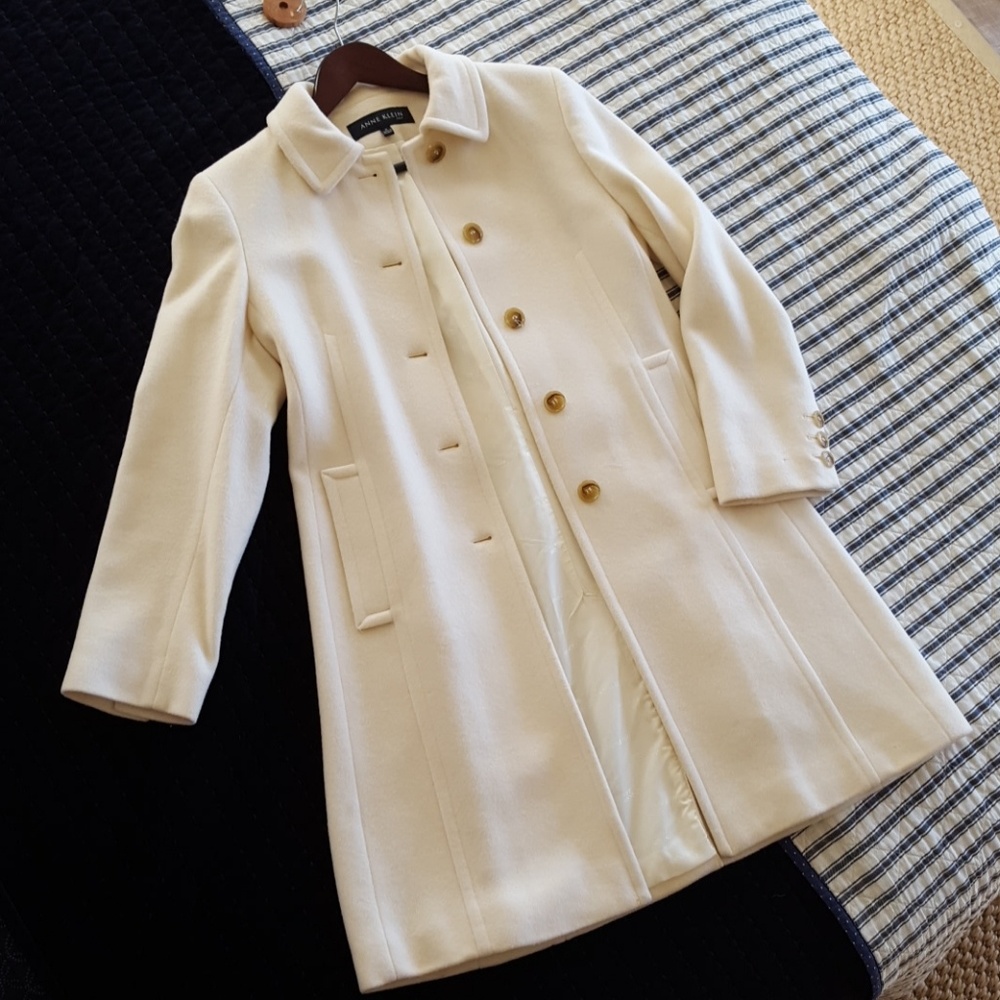 Beautiful cream classic Anne Klein coat size 2