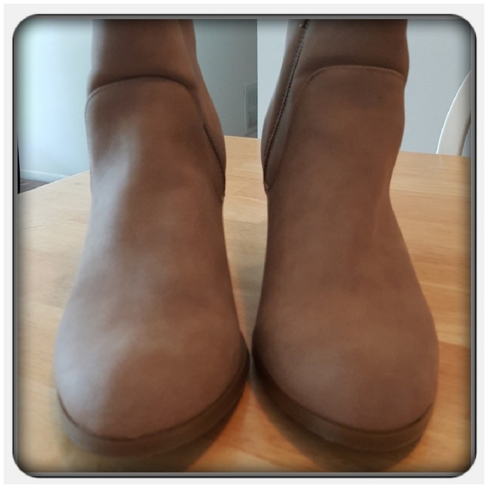Woman's Tan Boots Size 10M - Picture 2 of 7