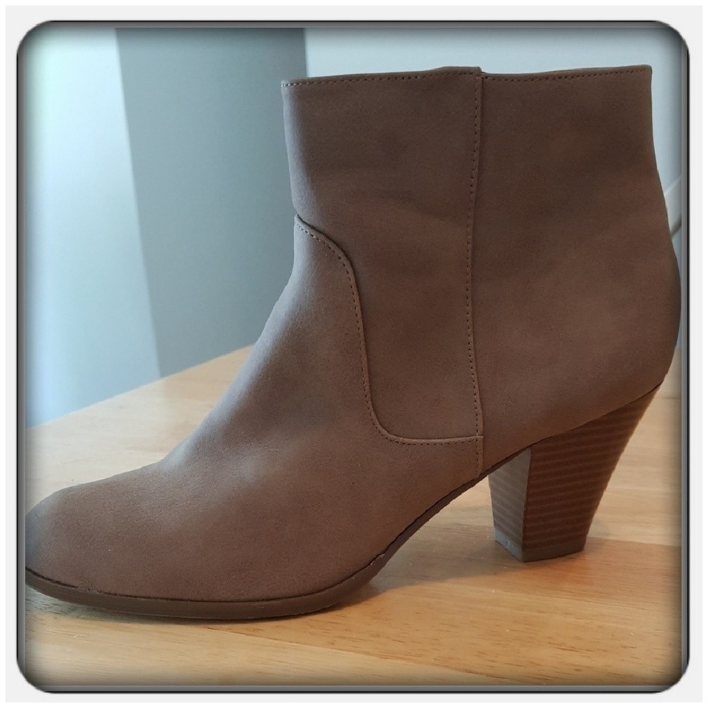 Woman's Tan Boots Size 10M - Picture 3 of 7