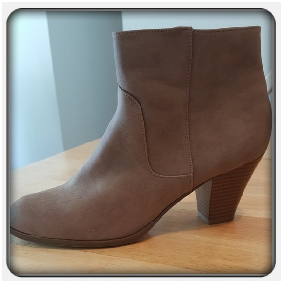 Woman's Tan Boots Size 10M - Picture 3 of 7