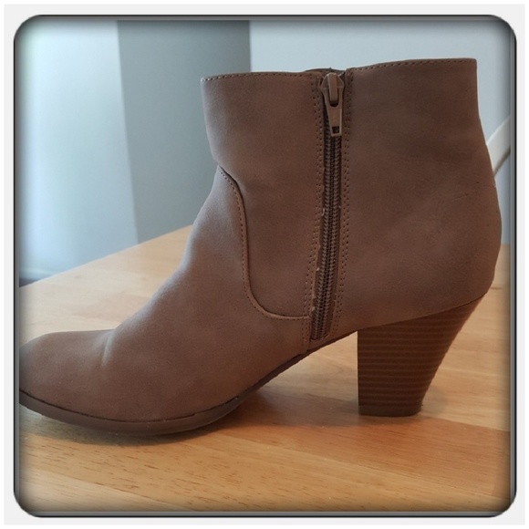 Woman's Tan Boots Size 10M - Picture 6 of 7