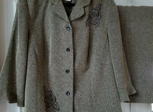 Really pretty,  light weight skirt suit