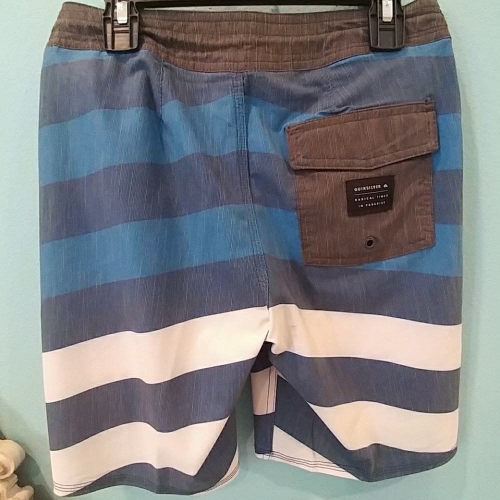 🆕Quicksilver young boy's board shorts/ swim tanks - Picture 2 of 8