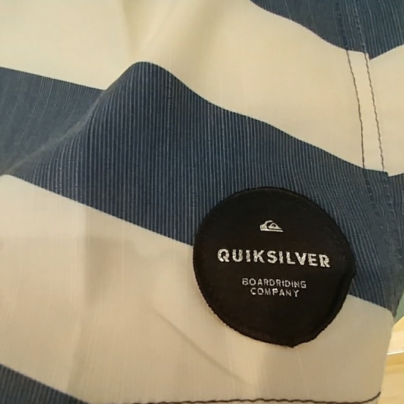 🆕Quicksilver young boy's board shorts/ swim tanks - Picture 4 of 8