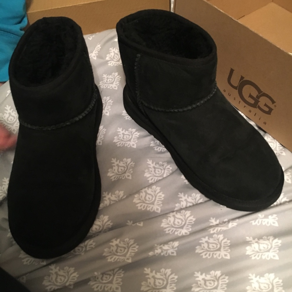 Ugg short black , size 3 kids size 5 women's