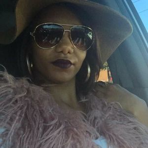 Meet your Posher, Dominique