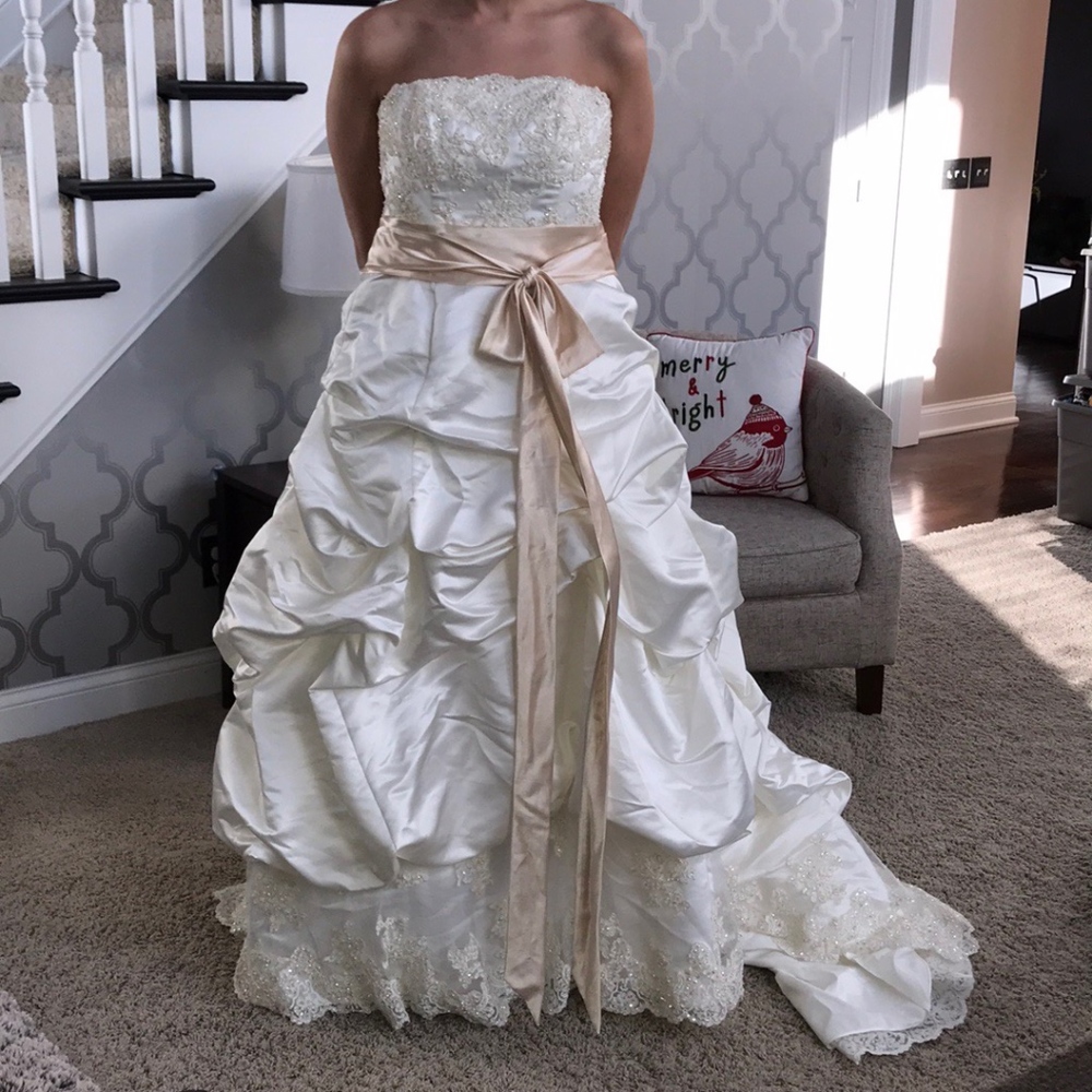 NWT. En Vogue Bridal dress