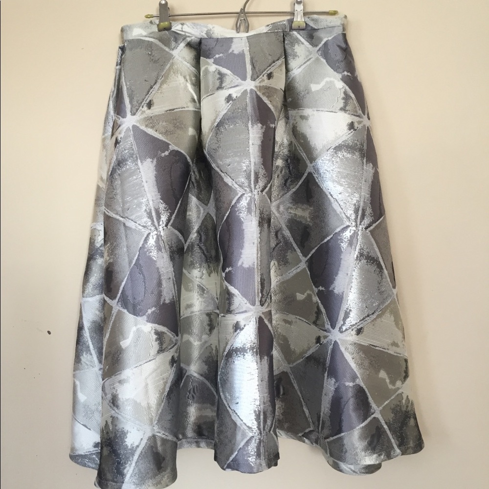 Metallic flow skirt