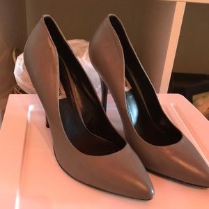 Steve Madden pointed pumps worn once size 9