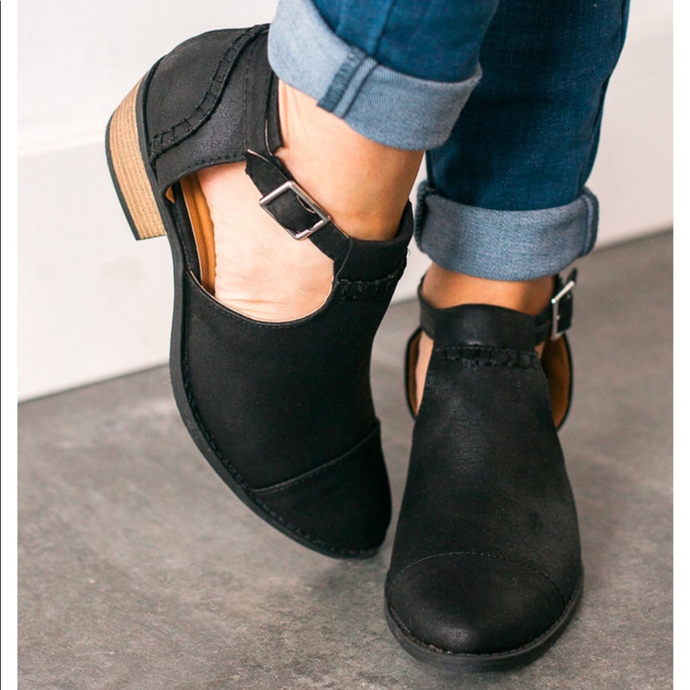 Black side cutout adjustable buckled bootie - Picture 2 of 3