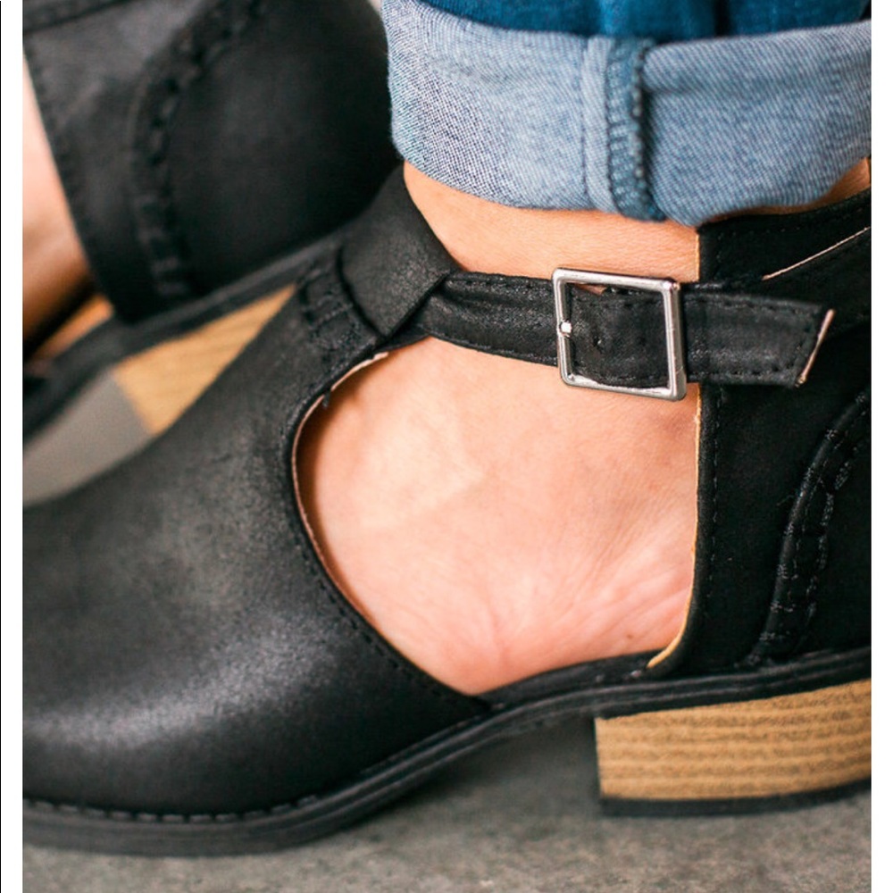 Black side cutout adjustable buckled bootie - Picture 3 of 3