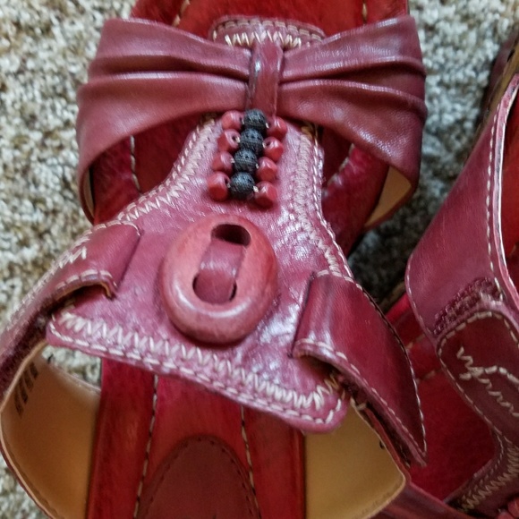 Earth regal red sandals - only worn once - Picture 2 of 7