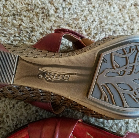 Earth regal red sandals - only worn once - Picture 3 of 7