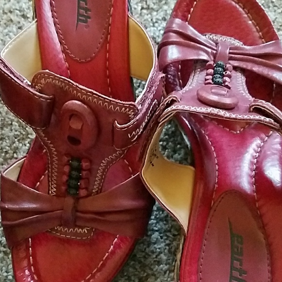 Earth regal red sandals - only worn once - Picture 4 of 7