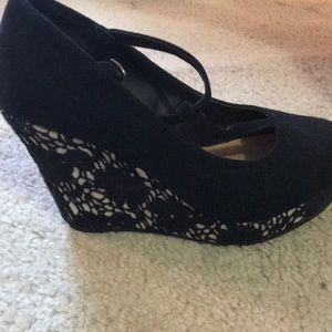 All black wedges