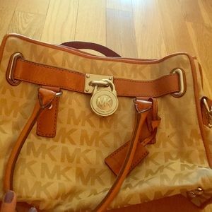 Michael Kors handbag. (Good condition)