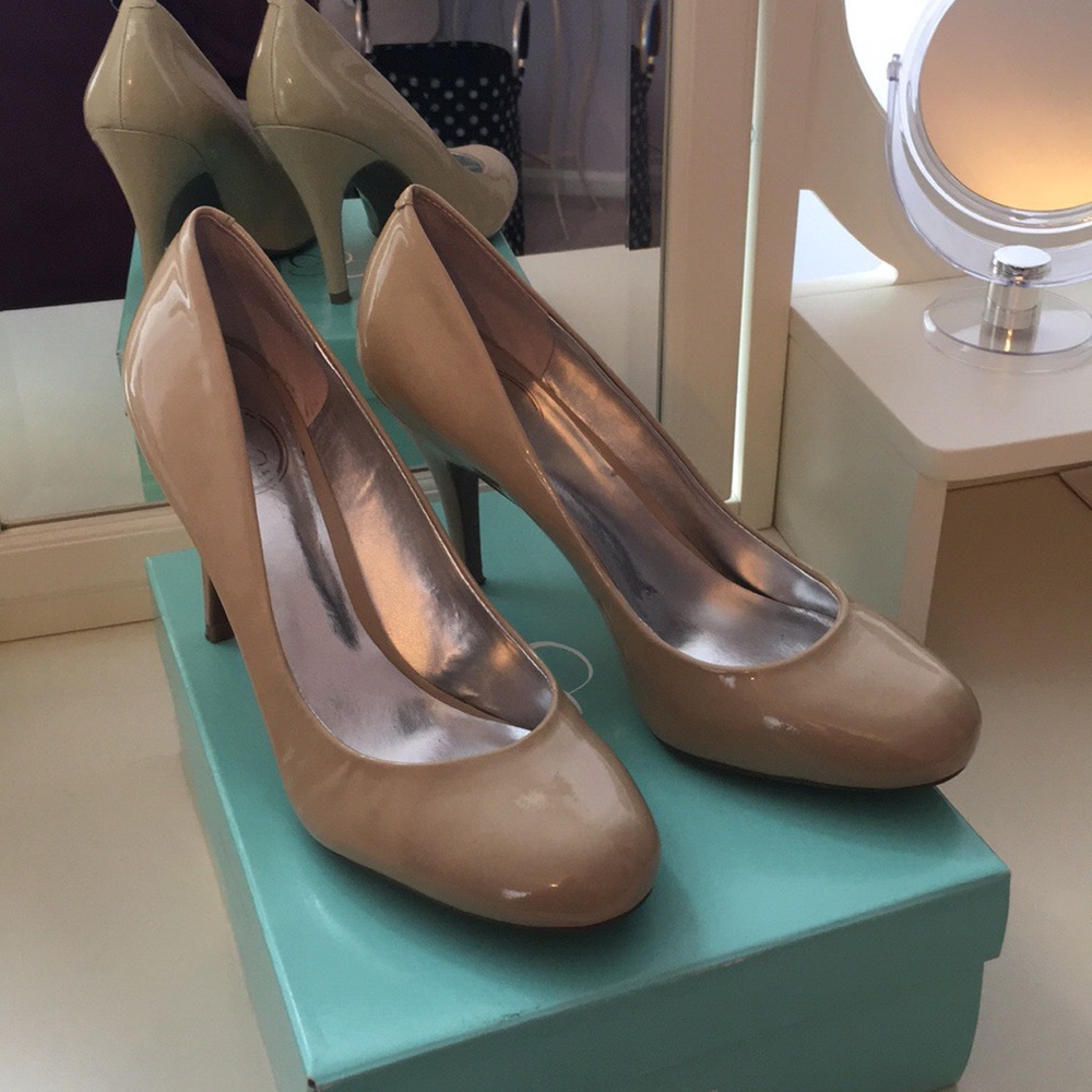 Jessica Simpson Oscar pumps in Dove