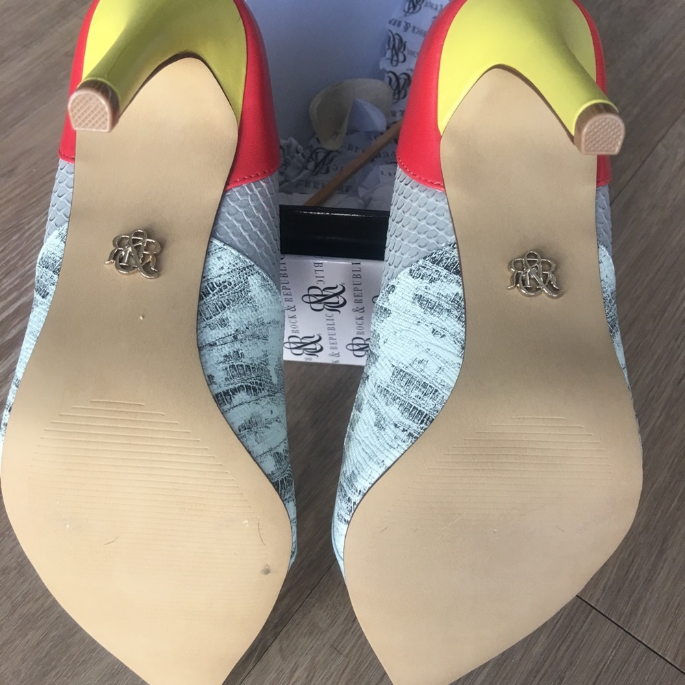 Rock & Republic Deliah Blue - New in Box. Size 8 - Picture 4 of 5