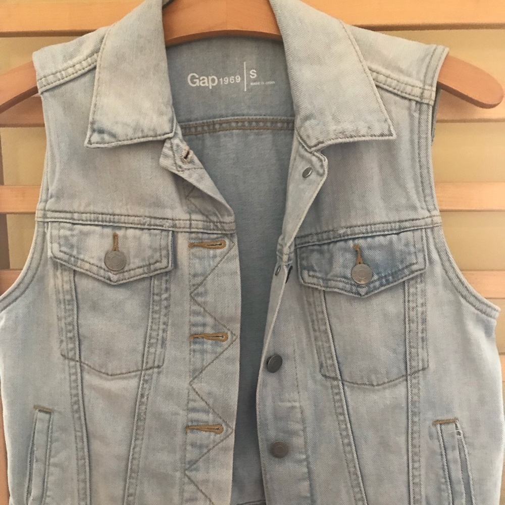 Sleeveless denim jacket