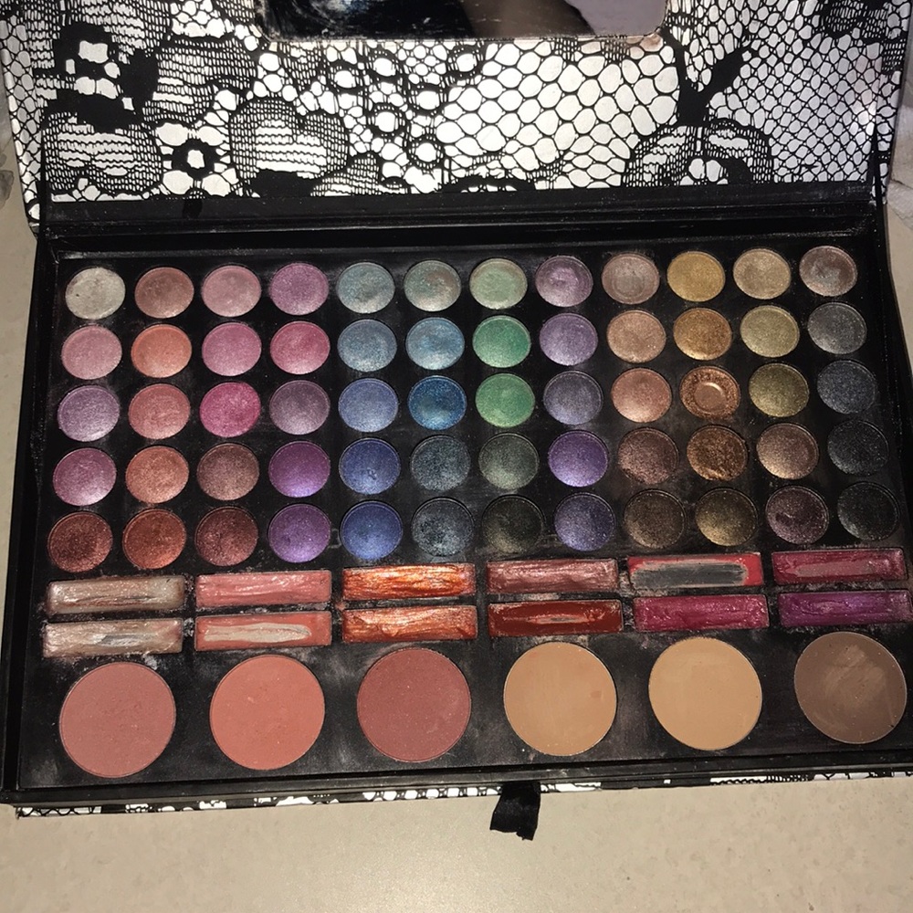 Large makeup container