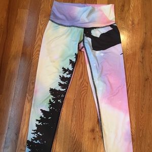 Northern lights yoga hot pant by Teeki