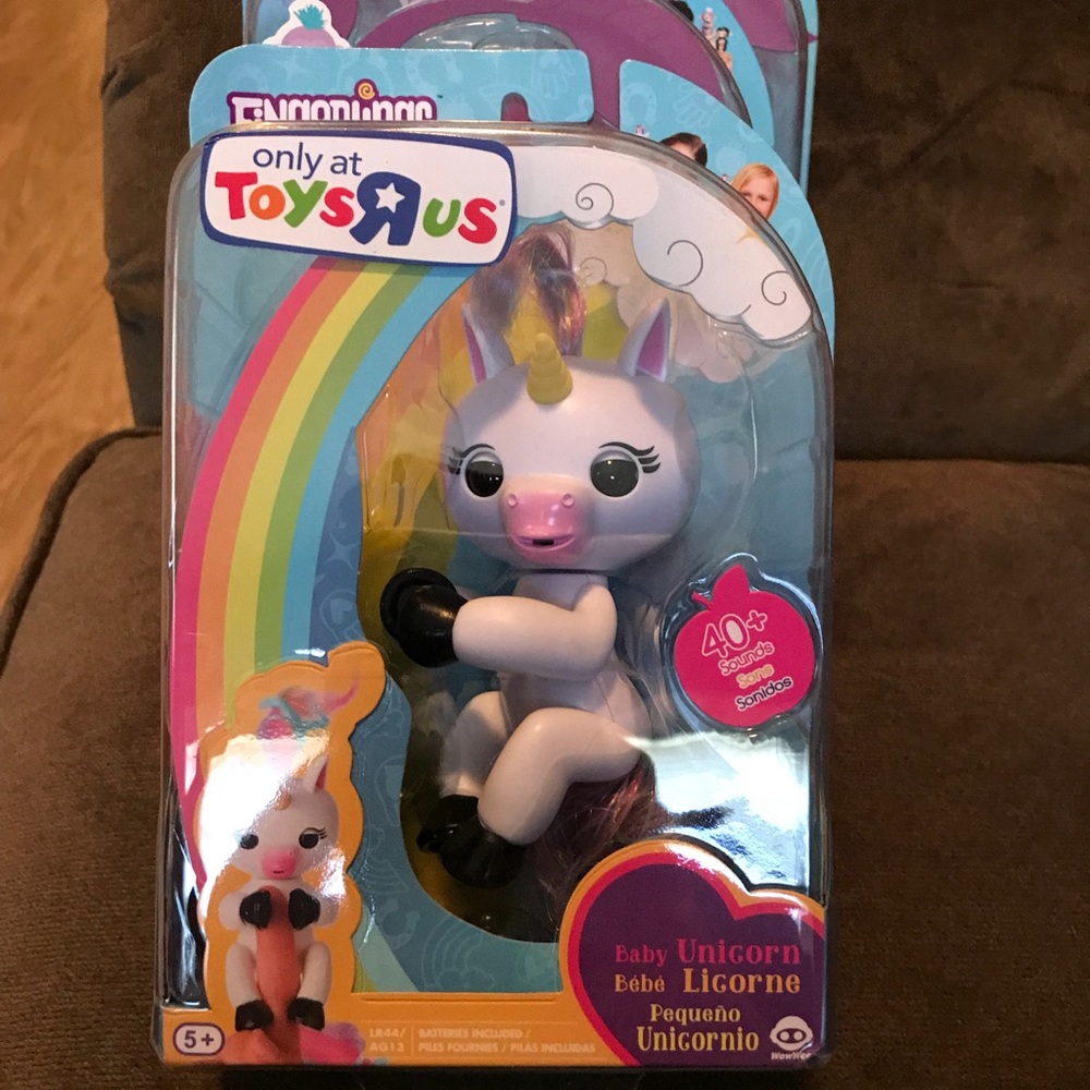 Gigi the Unicorn (RARE): Fingerling by Wowwee