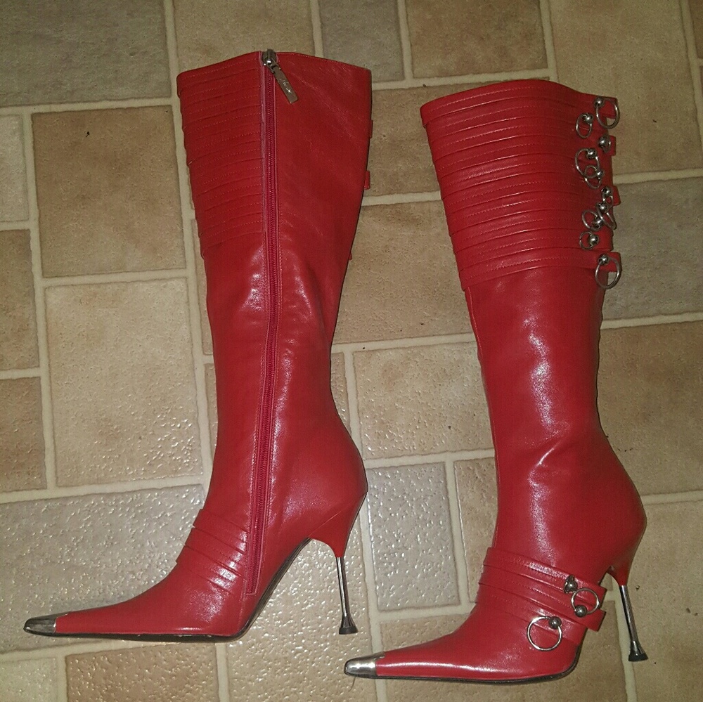 Exquisite Red leather Hoilday boot. Italy