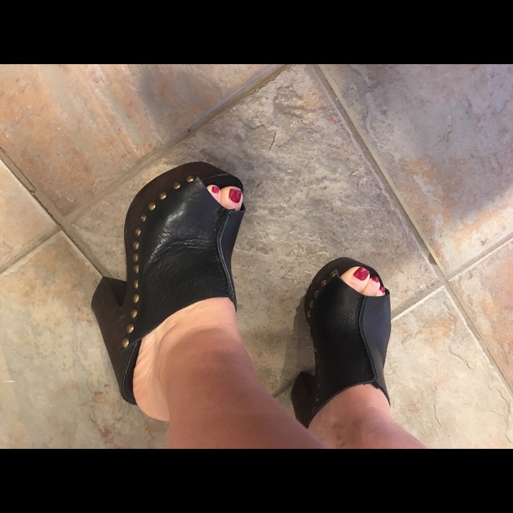 Charles David black leather clogs