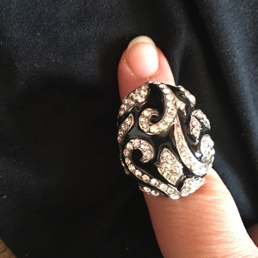 New **WHITE HOUSE BLACK MARKET Beautiful Ring