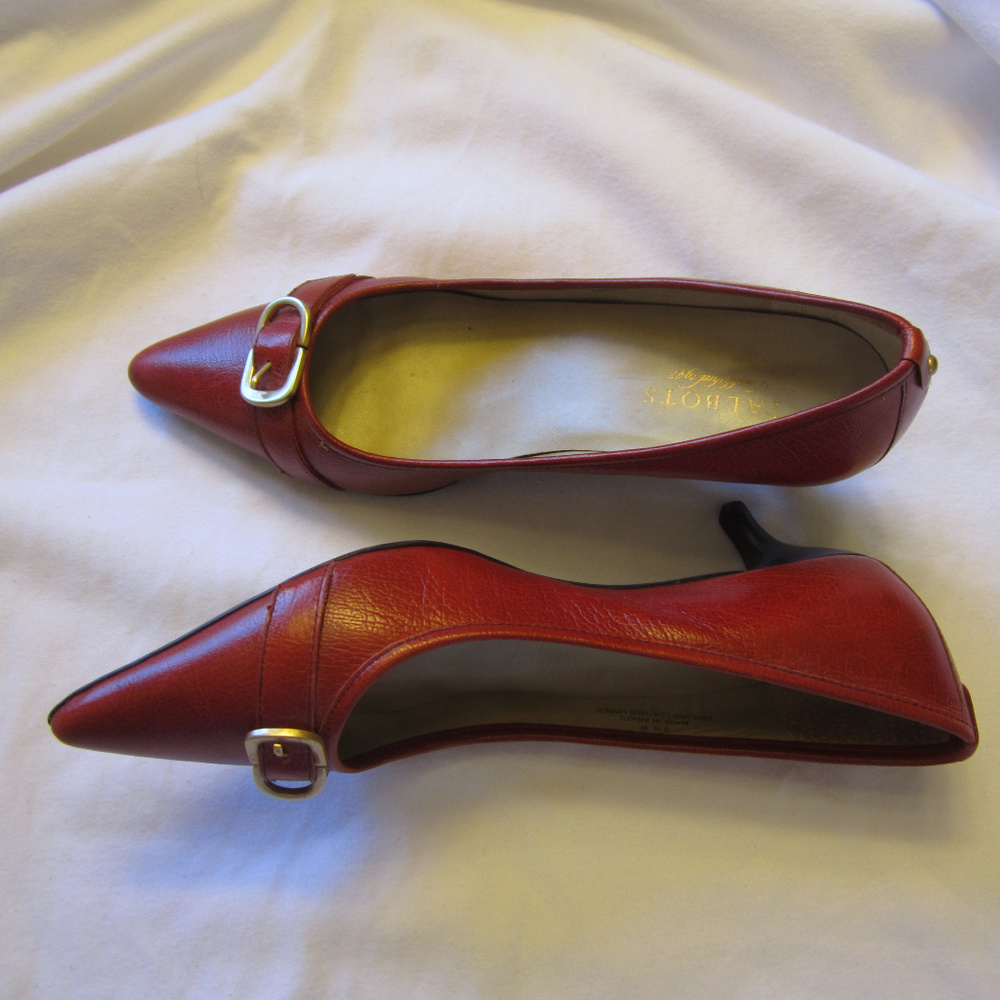Red Talbots kitten heels 8.5 W Excellent condition