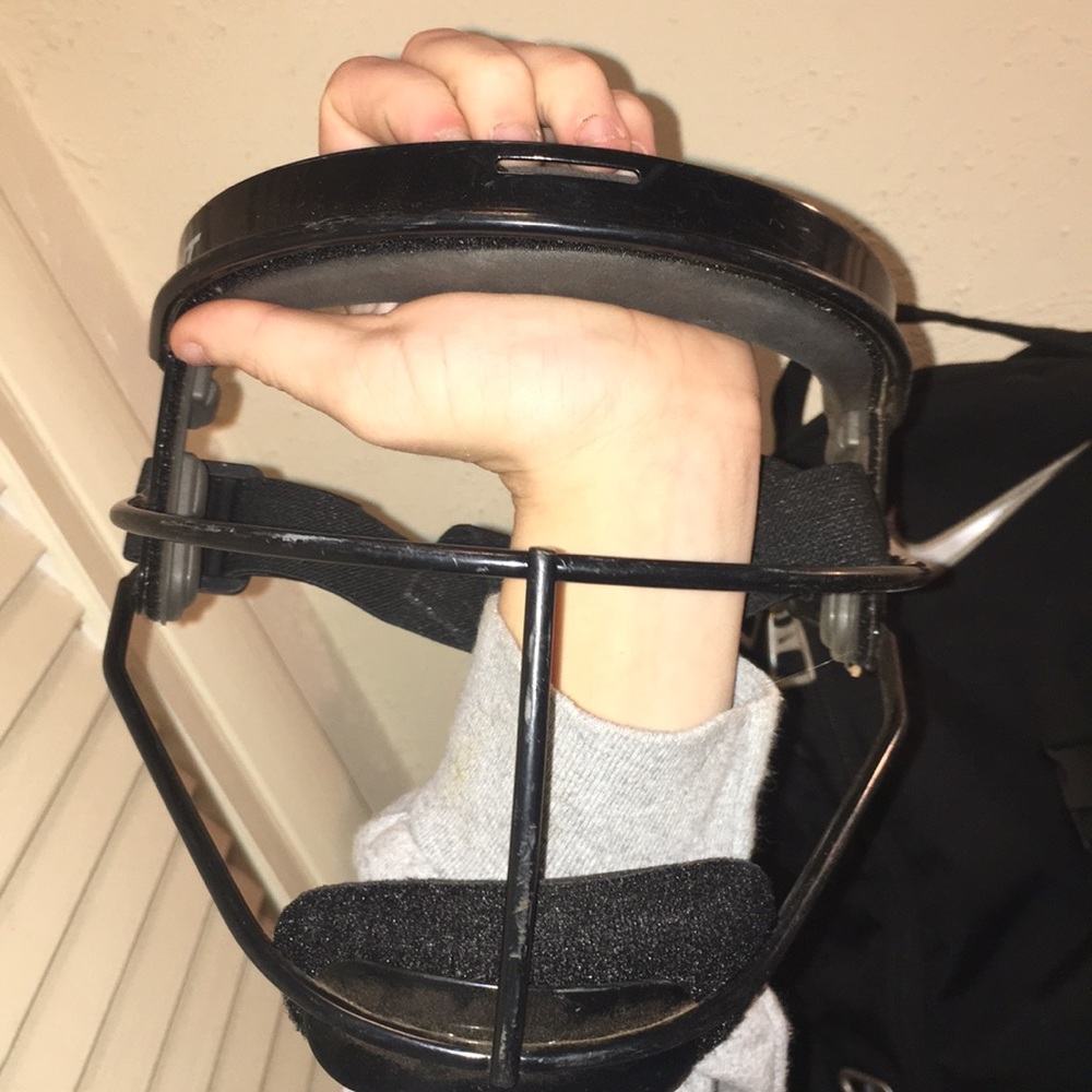 Brand new Pitcher/infielder face mask softball