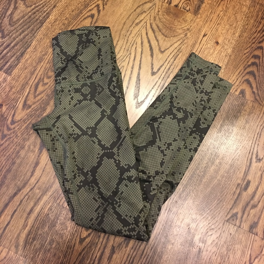 Lululemon ziggy snake wunder under size 6 EUC