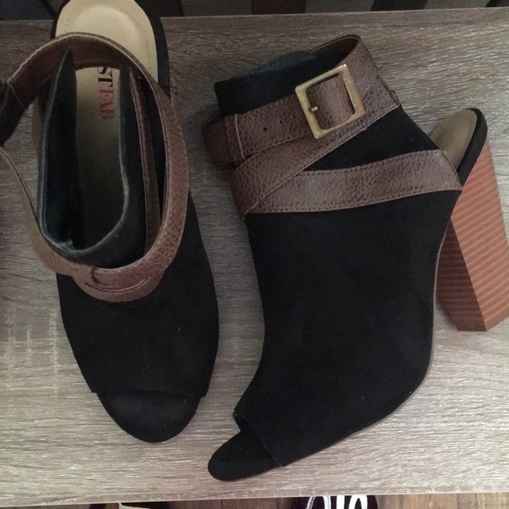 Black & brown peep toe strappy booties size 10