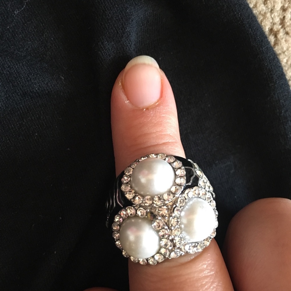 New **WHITE HOUSE BLACK MARKET Beautiful Ring