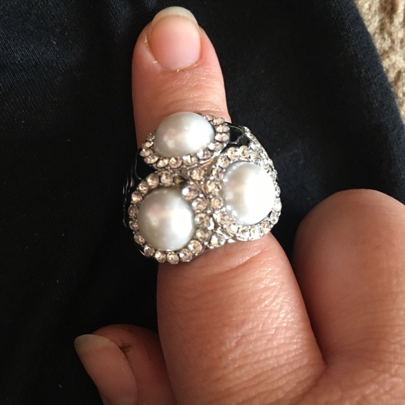 New **WHITE HOUSE BLACK MARKET Beautiful Ring - Picture 2 of 3