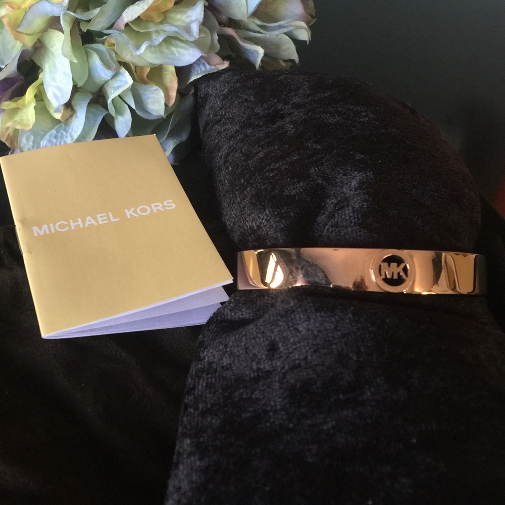 Michael Kors NEW rose gold bracelet/drawstring bag