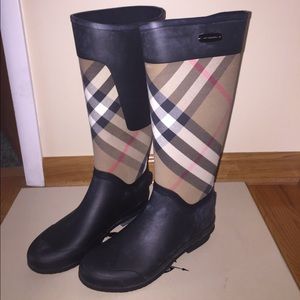 Burberry rainboots, barely worn, amazing condition