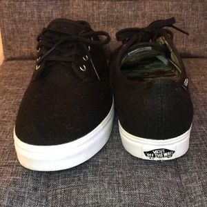 SIZE 8.5 VANS BLACK SHOES | Men’s 7