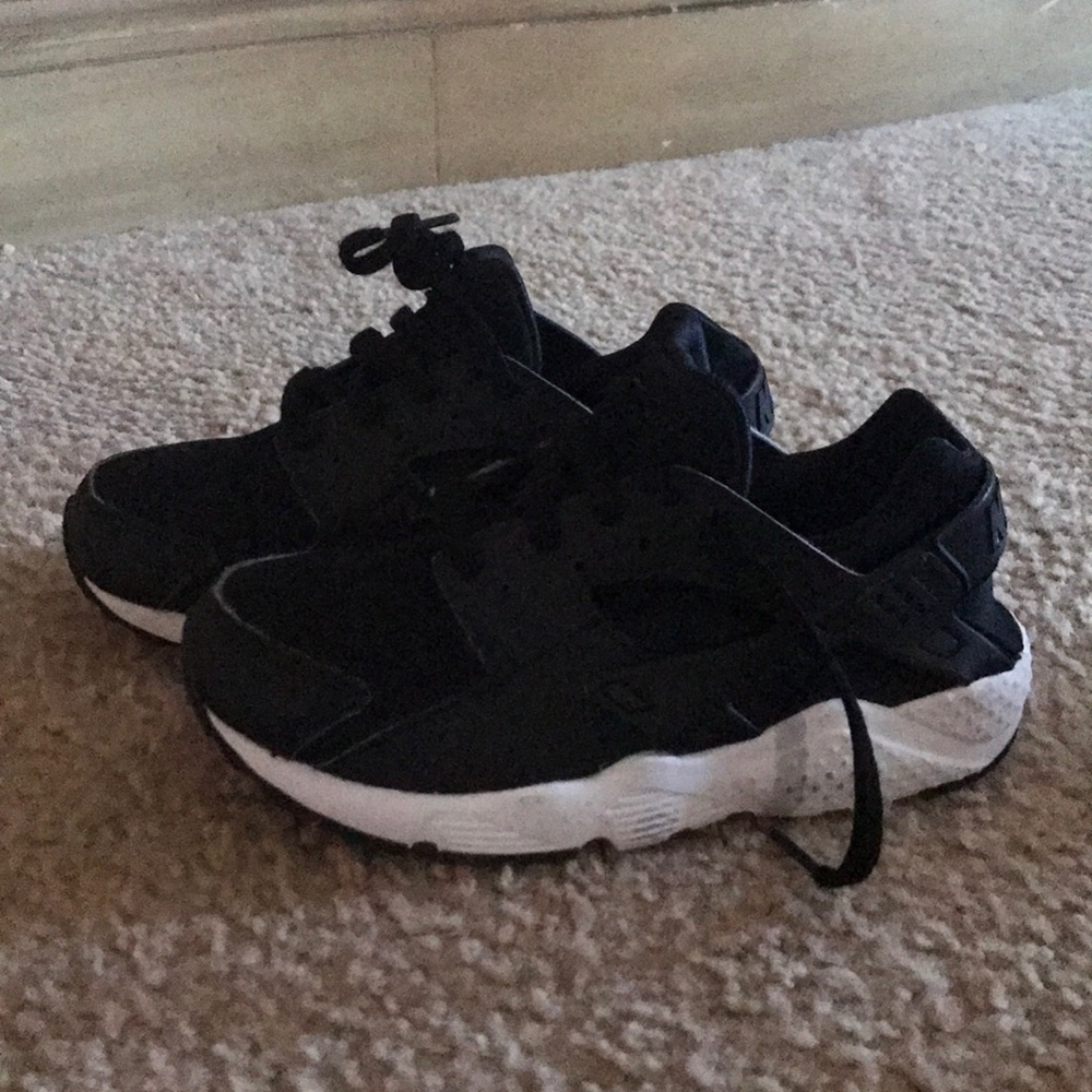 Boys Nike Huarache sneakers