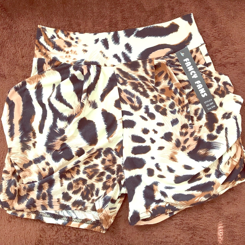 Leopard print slouchy shorts