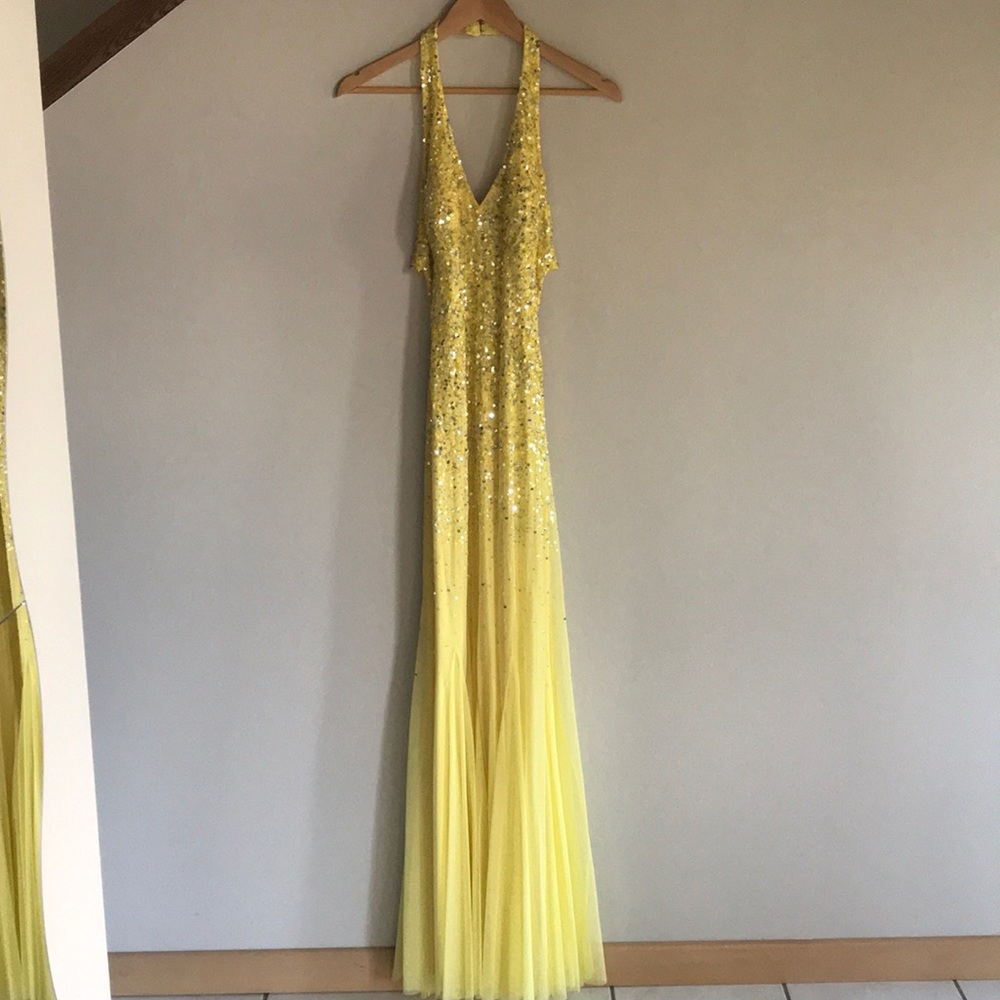 Yellow sequined evening/prom/homecoming dress
